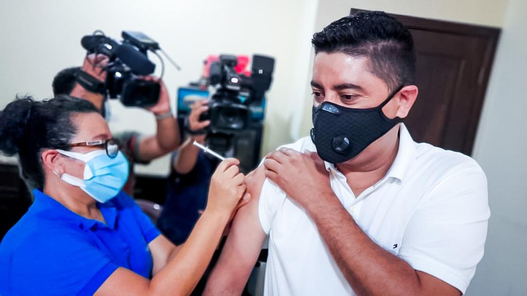 Docentes de Santa Bárbara y Gracias a Dios son vacunados contra la COVID-19