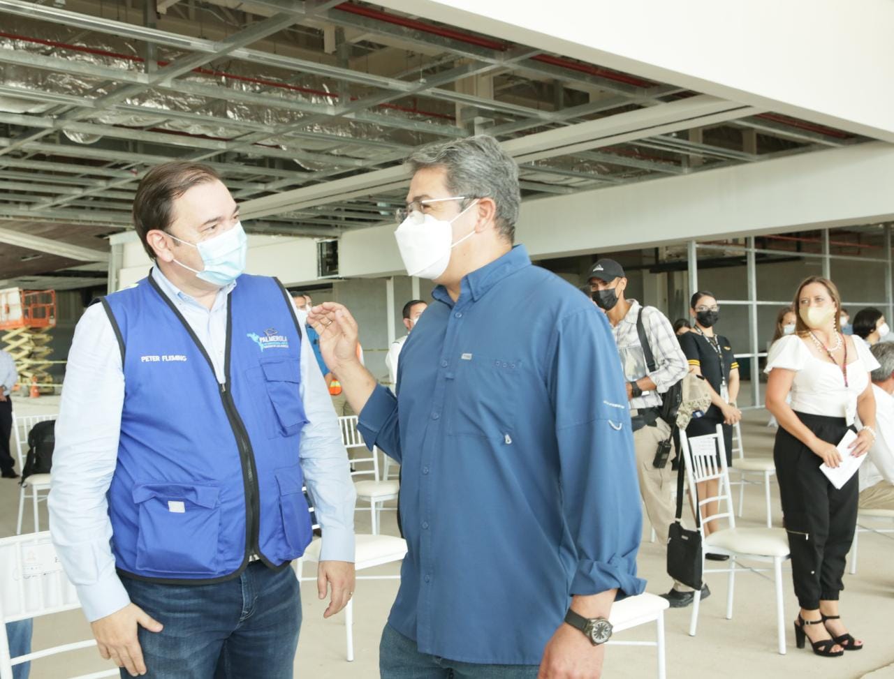 En Palmerola, Comayagua, presidente Hernández sanciona ley que abaratará costos de pasajes aéreos