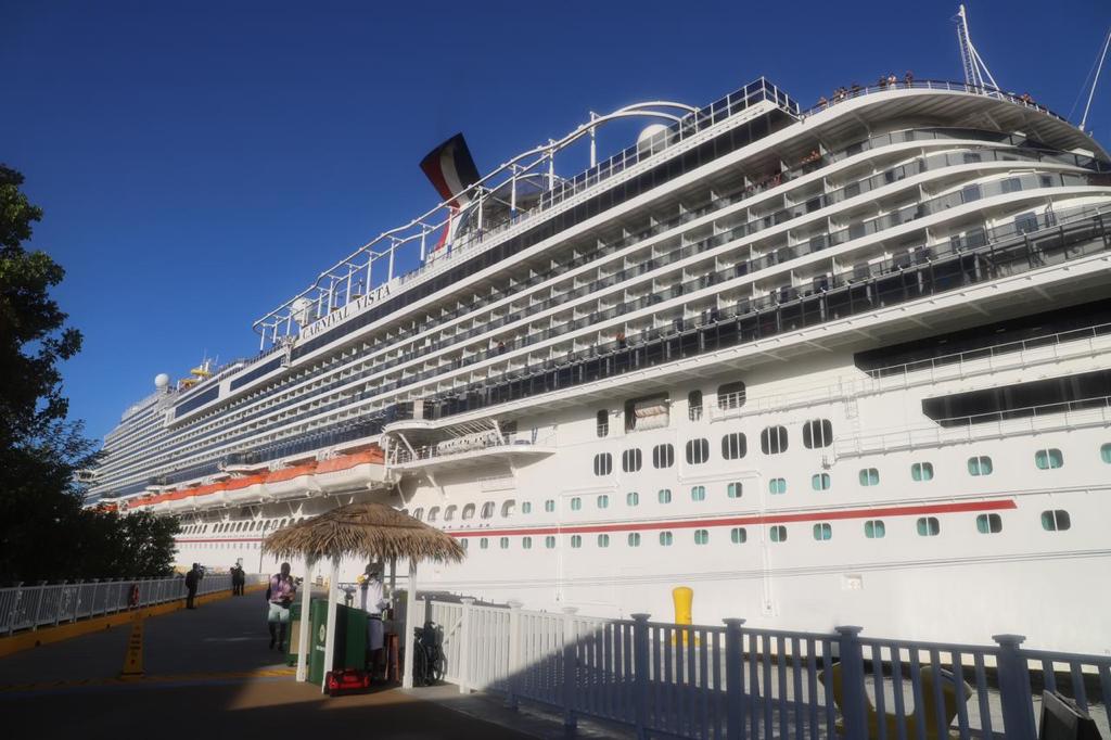 Llega a Roatán primer crucero con turistas después de 15 meses de pandemia
