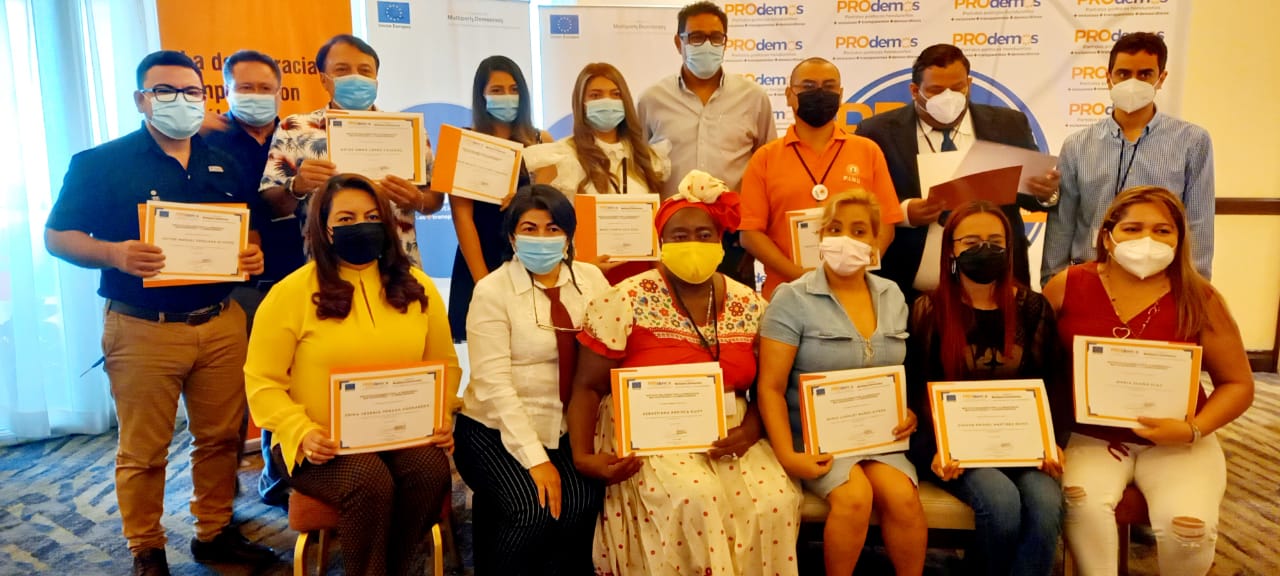 Instituto Holandés gradúa a 50 candidatos a diputados de Cortés