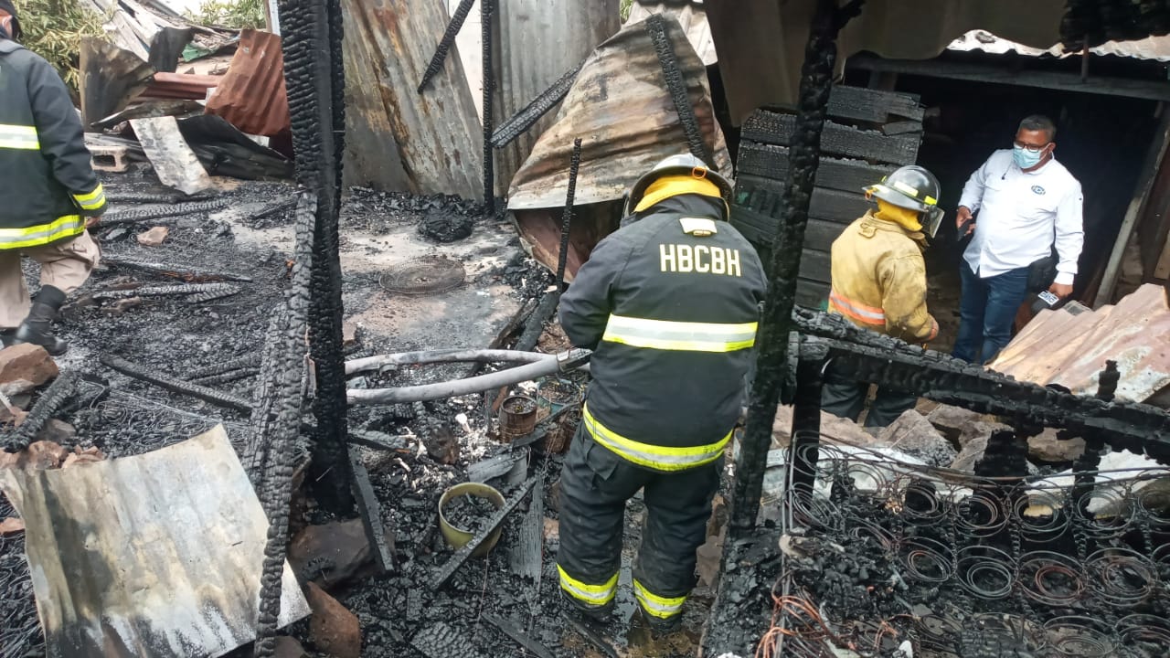 Voraz incendio consume tres viviendas en la Nueva Capital