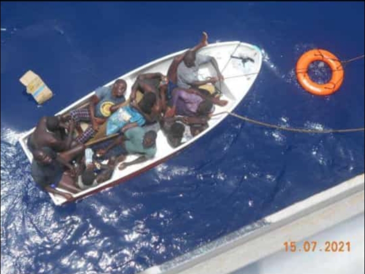 Rescatan 10 pescadores hondureños tras ocho días a la deriva en el Caribe; Cinco aún desaparecidos