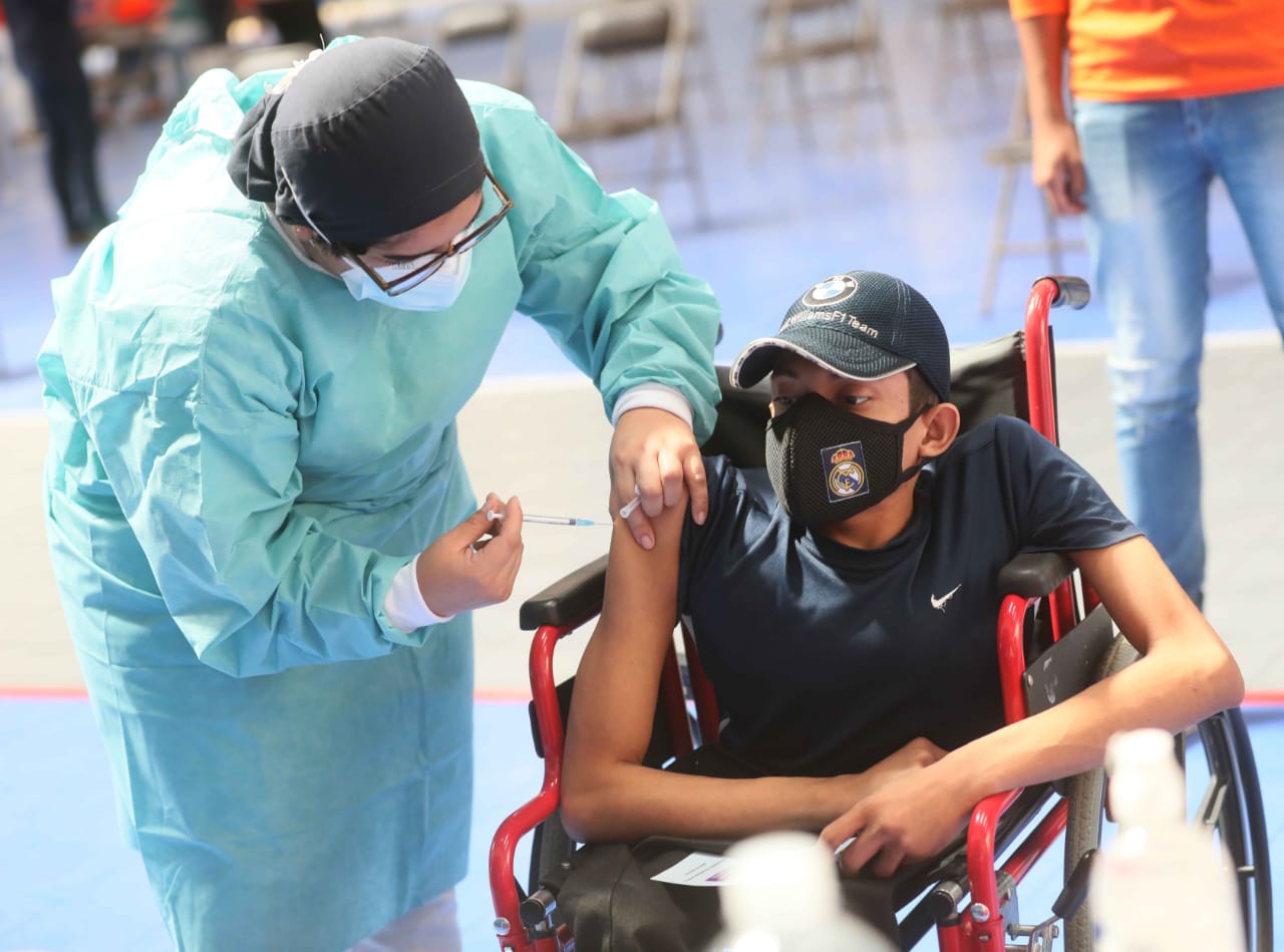 Capitalinos con discapacidad reciben segunda dosis de vacuna Pfizer