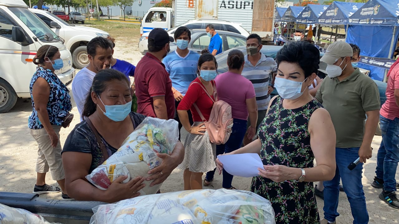 Gobierno entrega ayuda humanitaria a afectados por incendio en mercado sampedrano Gobierno entrega ayuda humanitaria a afectados por incendio en mercado sampedrano