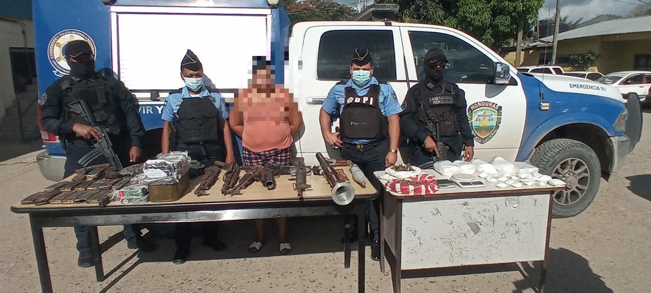Con armas prohibidas y drogas capturan a una fémina en Colón Con armas prohibidas y drogas capturan a una fémina en Colón