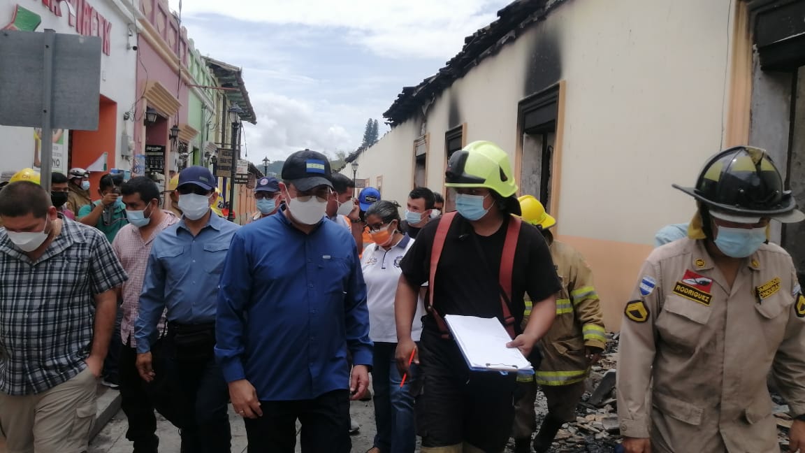 Presidente Hernández crea Fuerza de Tarea para ayudar a locatarios afectados por incendio en mercado de Gracias