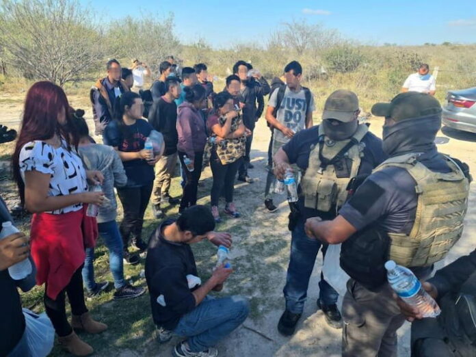México: Rescatan a 130 migrantes, entre ellos varios hondureños, a bordo de tráiler