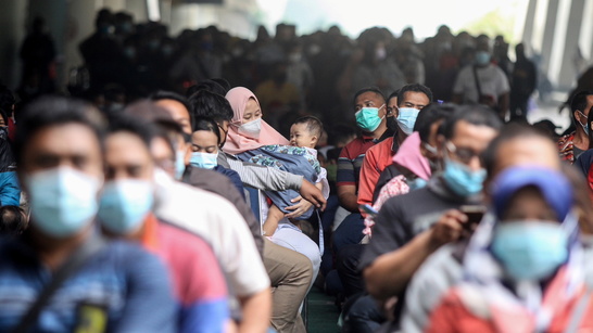 Indonesia relaja medidas de contención por temor a agravar crisis económica