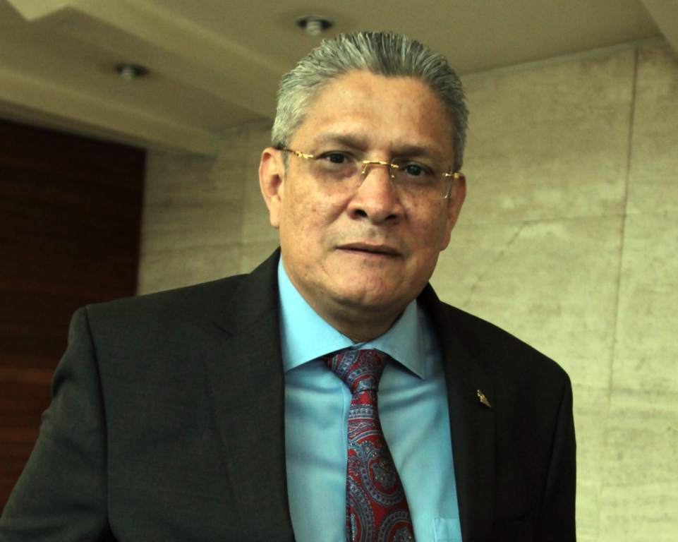 Hospitalizan  por Covid-19 al periodista  y precandidato a la presidencia Esdras Amado López