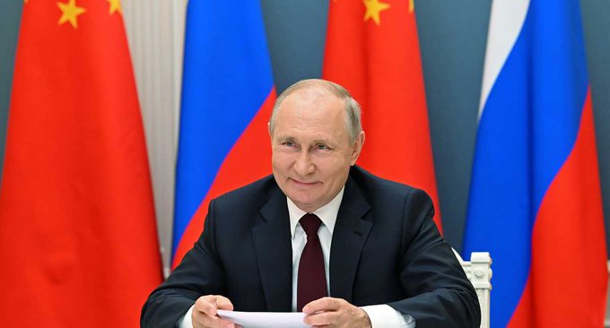 Vladimir Putin pide “eliminar las barreras a la producción y suministro de vacunas en el mundo”