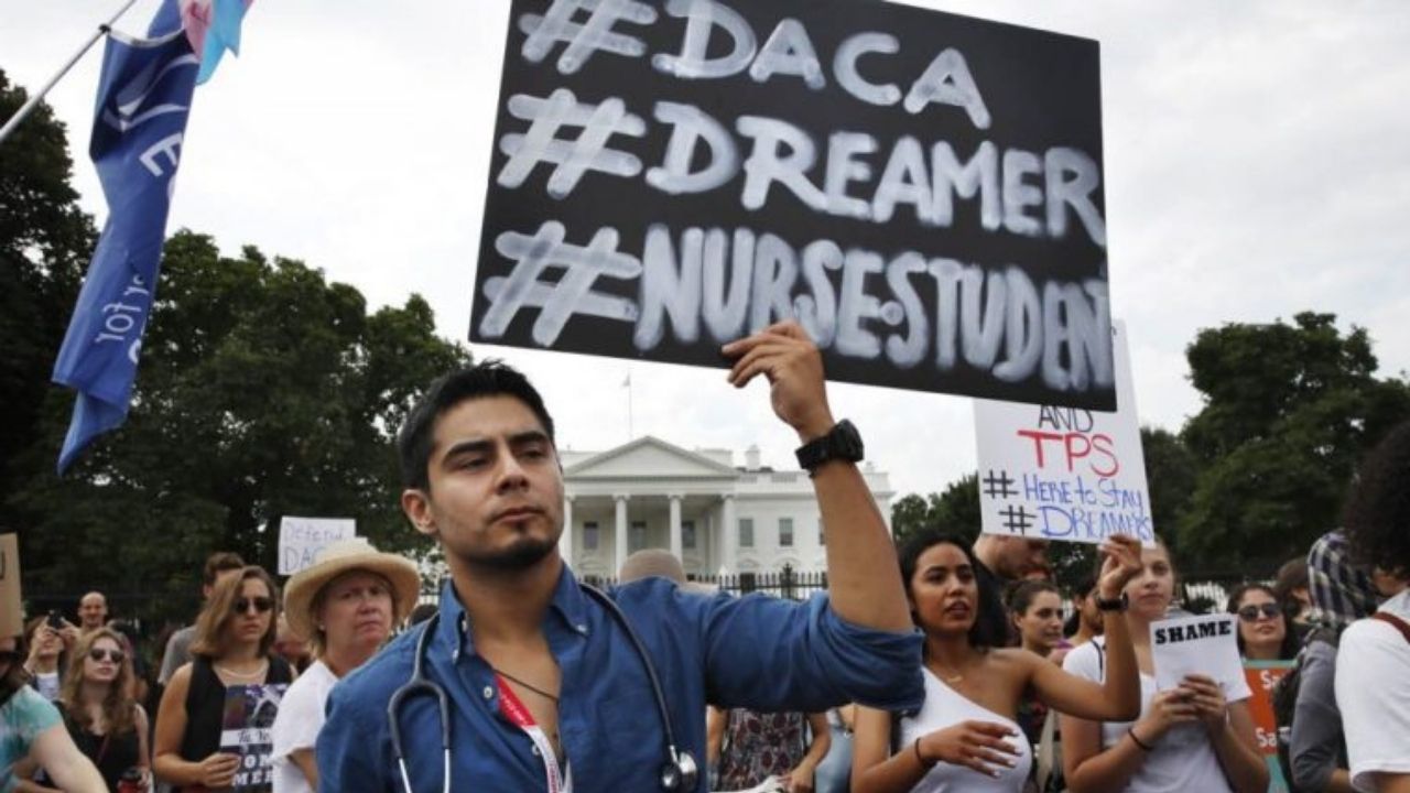Juez federal de Estados Unidos bloquea el programa migratorio ‘dreamers’ considerándolo ‘ilegal’.