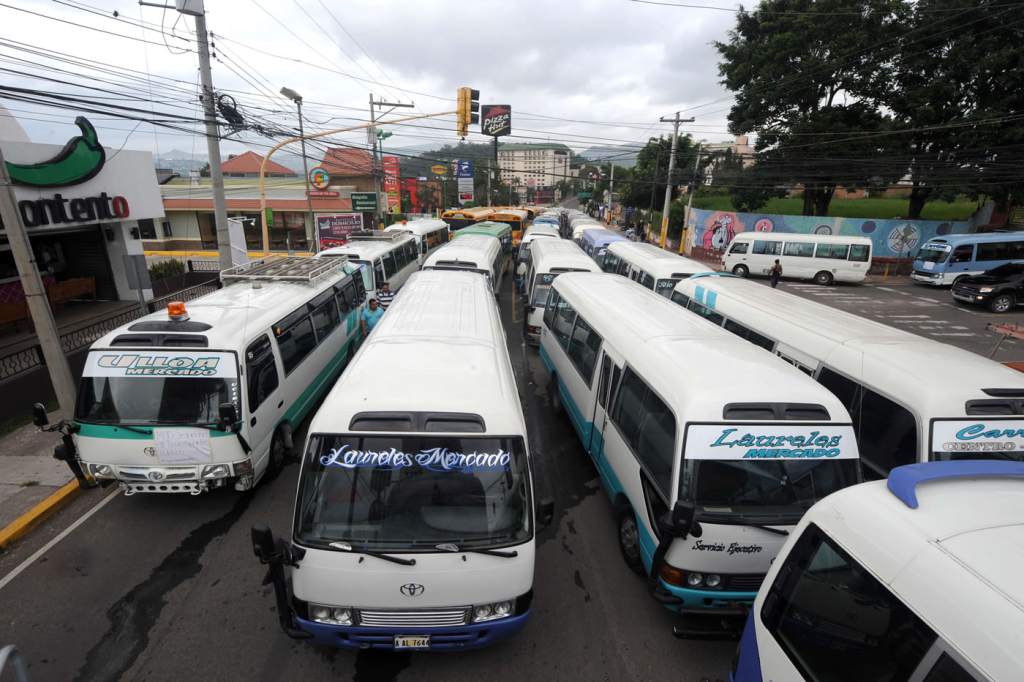 Transportistas señalan que sistema financiero los mantiene agobiados Transportistas señalan que sistema financiero los mantiene agobiados