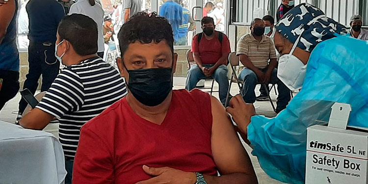 Transportistas de carga de la capital reciben la primera dosis de la vacuna anticovid 