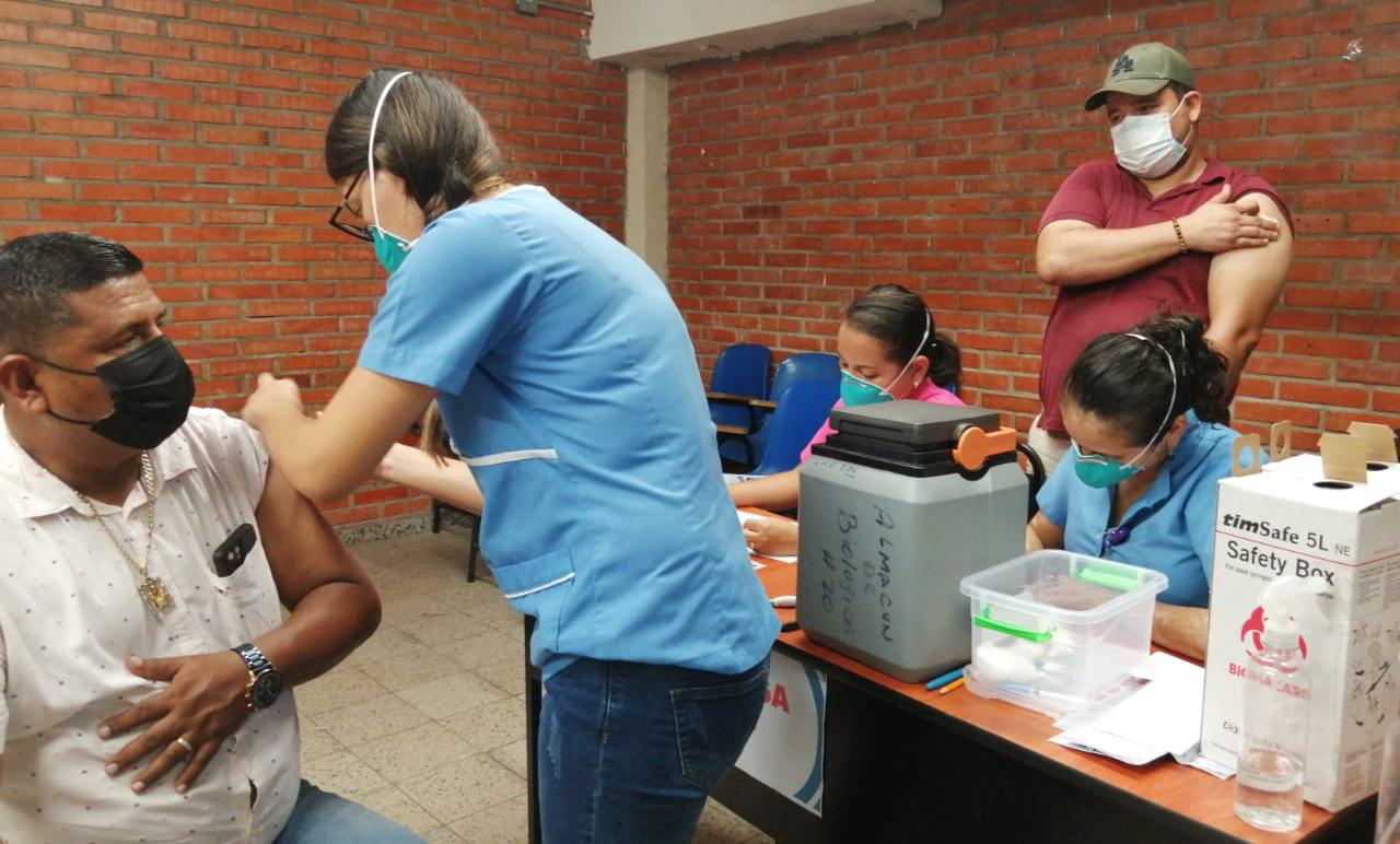 Más de 2,500 sampedranos son inmunizados en primera jornada nocturna Más de 2,500 sampedranos son inmunizados en primera jornada nocturna