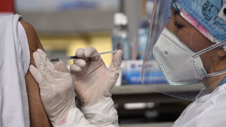 Chile: confirma la aplicación de tercera dosis Anticovid ante aumento de casos