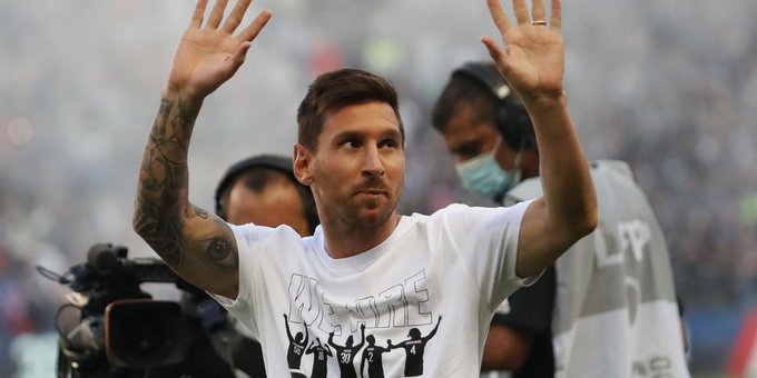 Ovacionan y le cantan a Messi durante presentación ante publico del PSG Ovacionan y le cantan a Messi durante presentación ante publico del PSG