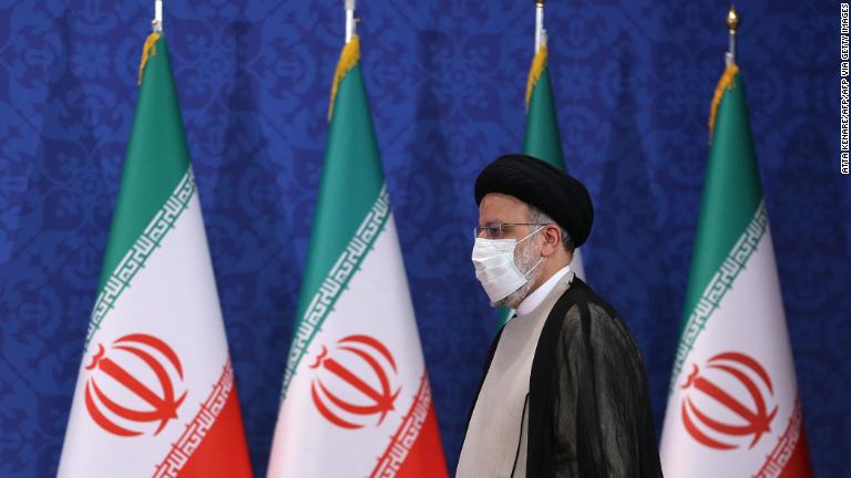 Ebrahim Raisi asume como presidente de Irán en medio de tensiones