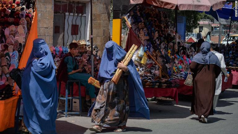 Amenaza terrorista obstaculiza evacuación de Afganistán a medida que se acerca la fecha límite de Biden