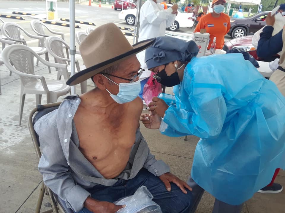 Continúa la masiva vacunación de adultos mayores con la segunda dosis de Sputnik V Continúa la masiva vacunación de adultos mayores con la segunda dosis de Sputnik V