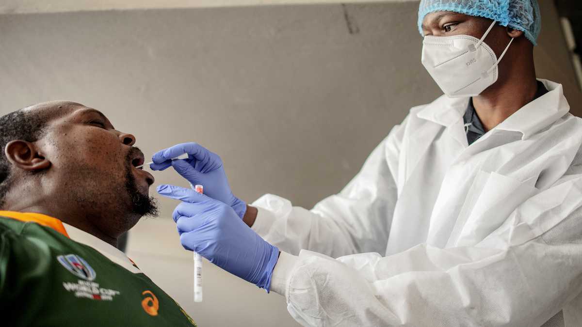Científicos de Sudáfrica mantienen vigilancia sobre una nueva variante del coronavirus