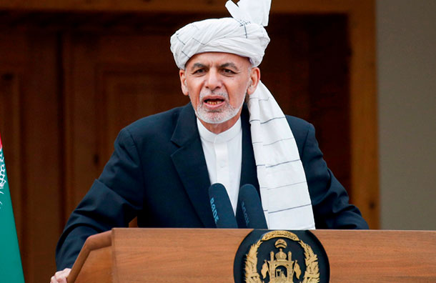 Presidente afgano huye con coches nuevos y un helicóptero lleno de dinero