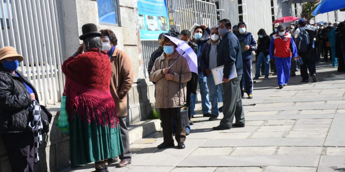 Largas filas y desinformación en el segundo día de aplicación de la Sputnik V en Bolivia