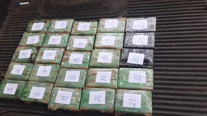 En posesión de 25 kilos de droga capturan a sujetos en Colón