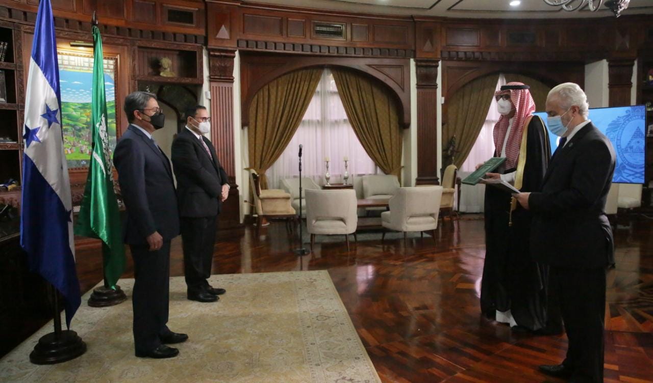 Nuevos embajadores de Arabia Saudita, Austria, Indonesia y Serbia presentan cartas credenciales al presidente Hernández