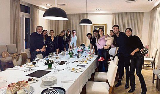 El presidente de Argentina donará la mitad de su sueldo por cuatro meses tras haber sido descubierto incumpliendo la cuarentena