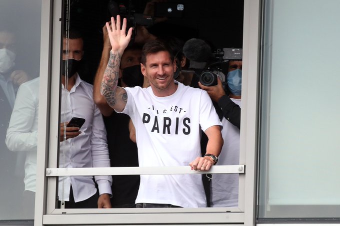 Lionel Messi llegó a París para firmar su contrato con el PSG