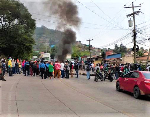 Caos y tráfico vehicular provocó toma de carretera de pobladores al sur de la capital Caos y tráfico vehicular provocó toma de carretera de pobladores al sur de la capital