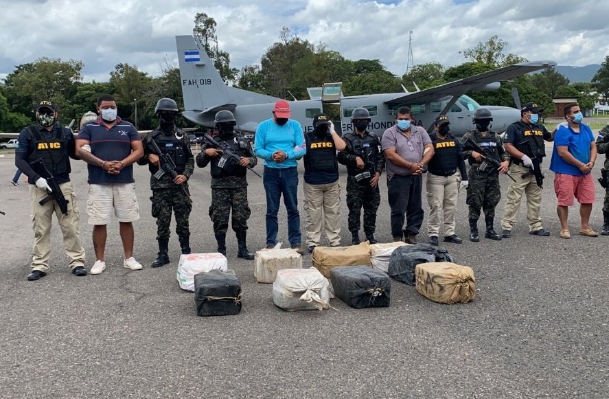 MP coordinó traslado de alcalde de Roatán y tres personas más detenidos con 98 fardos de supuesta cocaína MP coordinó traslado de alcalde de Roatán y tres personas más detenidos con 98 fardos de supuesta cocaína