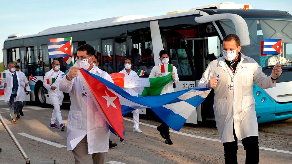 Cuba amplió envío de médicos al exterior pese a que su sistema de salud está colapsado Cuba amplió envío de médicos al exterior pese a que su sistema de salud está colapsado