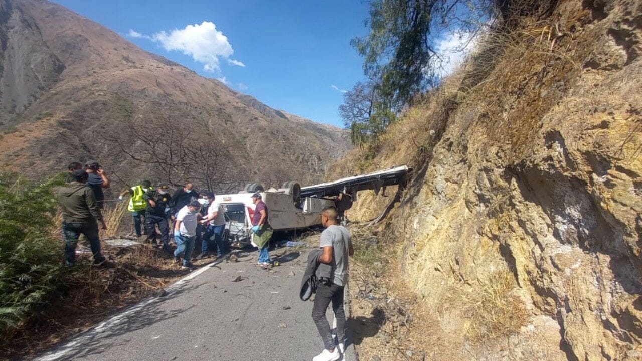 Al menos 16 muertos y dos heridos luego que un autobús cayera a un precipicio en Perú