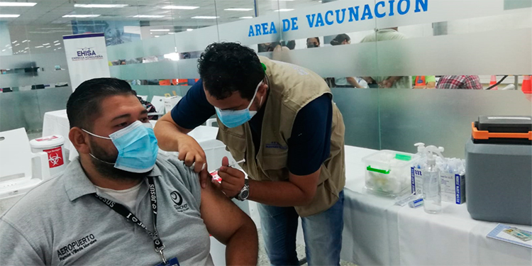 Salud inicia vacunación en el aeropuerto de SPS