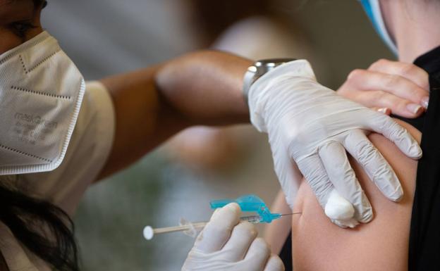 Héctor Galindo: En los centros de salud más grandes se debe aplicar la vacuna contra el COVID-19