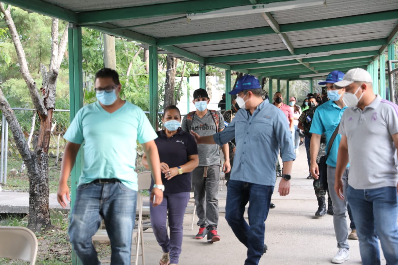 Presidente Hernández supervisa jornada de vacunación en el Instituto Saúl Zelaya