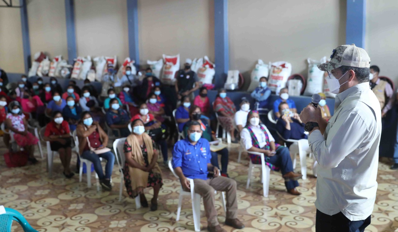 Presidente Hernández entrega capital semilla a emprendedores de Guajiquiro, La Paz Presidente Hernández entrega capital semilla a emprendedores de Guajiquiro, La Paz