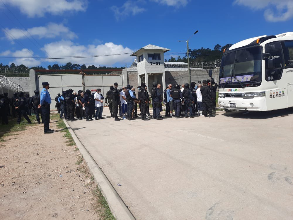 Más de 300 reos son trasladados a El Pozo en Santa Bárbara Más de 300 reos son trasladados a El Pozo en Santa Bárbara