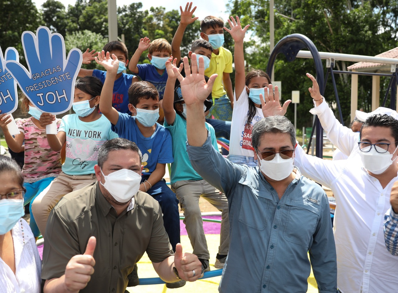 Gobierno entrega capital semilla y Parque para una Vida Mejor a pobladores de Las Minas