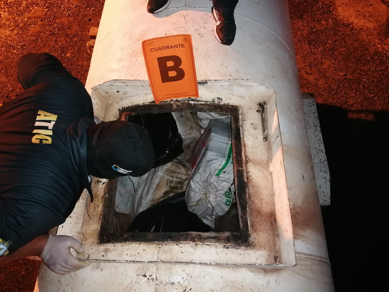 Roatán: ATIC decomisa en carro cisterna varios fardos de droga