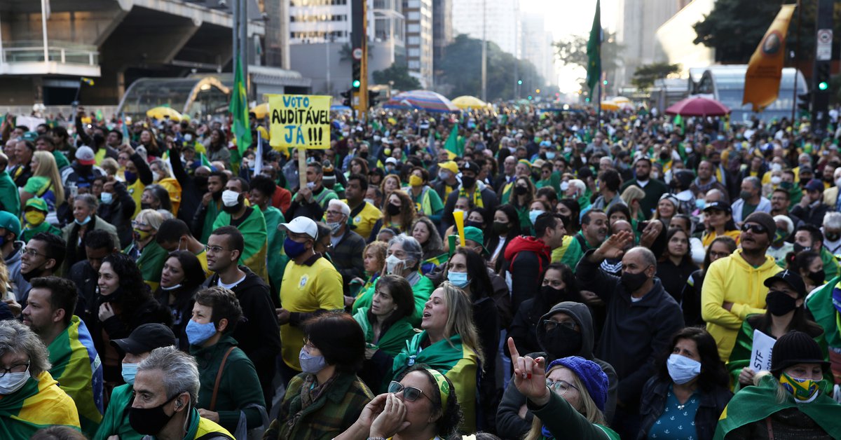 Miles de partidarios de Bolsonaro protestaron contra el sistema electoral en Brasil