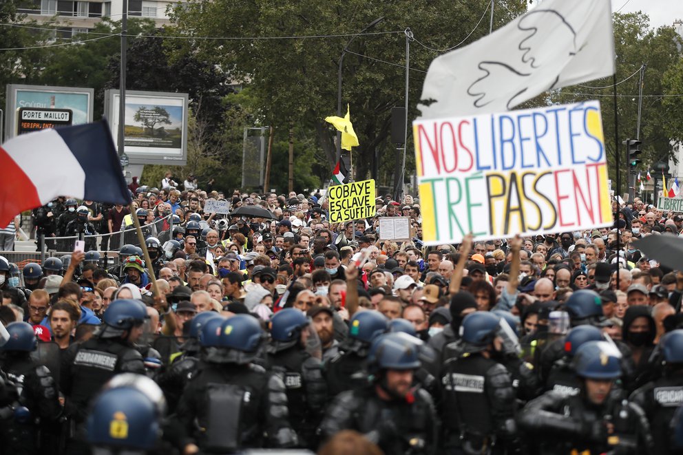 Miles de personas continuan protestas contra el pasaporte sanitario en Francia Miles de personas continuan protestas contra el pasaporte sanitario en Francia