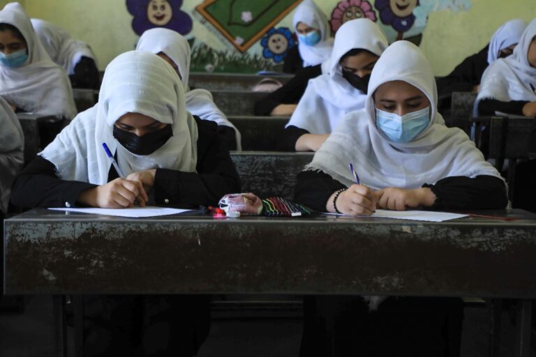 Niñas afganas regresan a la escuela en Herat tras la toma del poder de los talibanes Niñas afganas regresan a la escuela en Herat tras la toma del poder de los talibanes