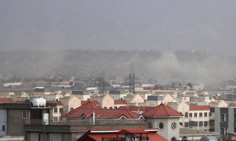 Reportan tres explosiones cerca del aeropuerto de Kabul  dejando varios muertos