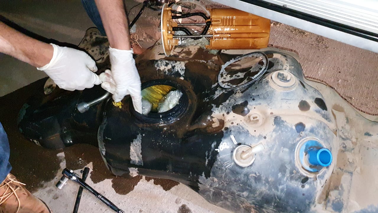 Encuentran 29 paquetes con supuesto clorhídrato de cocaína en carro salida a Olancho