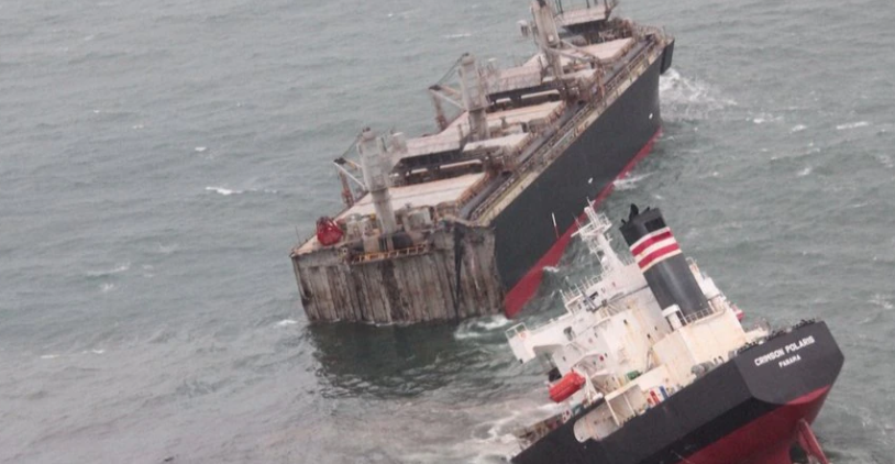 Un buque se partió en dos y provocó un derrame de combustible en Japón