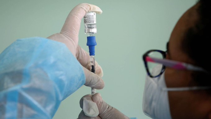 Enfermera alemana cambió dosis de vacunas por agua y miles de personas tendrán que volver a inmunizarse