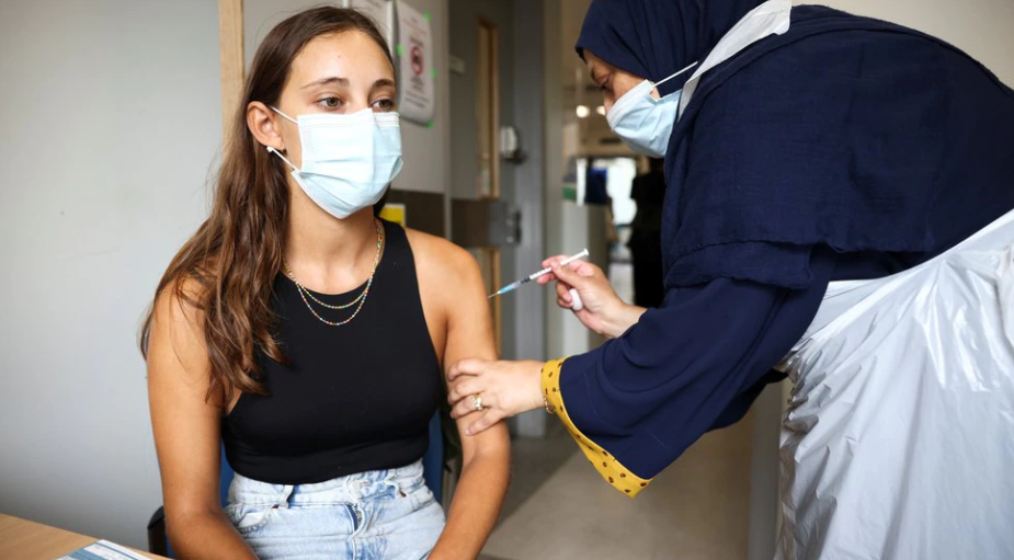 Comité de asesores del Gobierno británico recomendará vacunar a adolescentes de 16 y 17 años Comité de asesores del Gobierno británico recomendará vacunar a adolescentes de 16 y 17 años