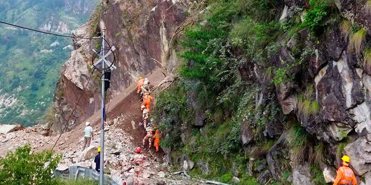 Al menos dos muertos y varios atrapados en deslave al norte de India Al menos dos muertos y varios atrapados en deslave al norte de India